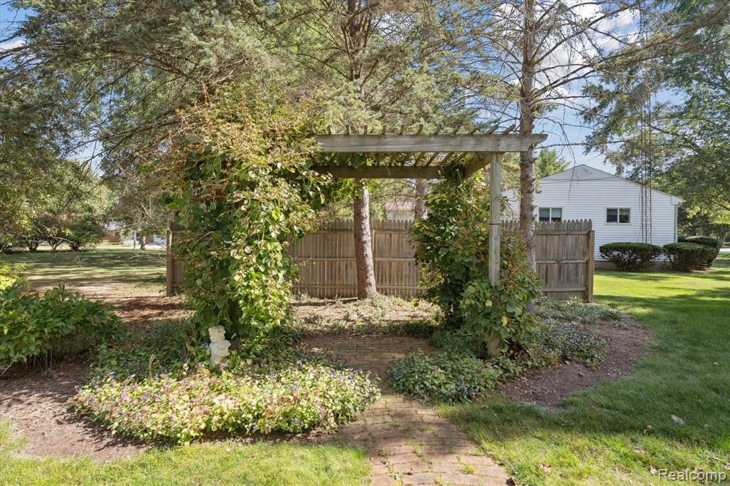 915 E River Road, Flushing, MI 48433 — Photo 49