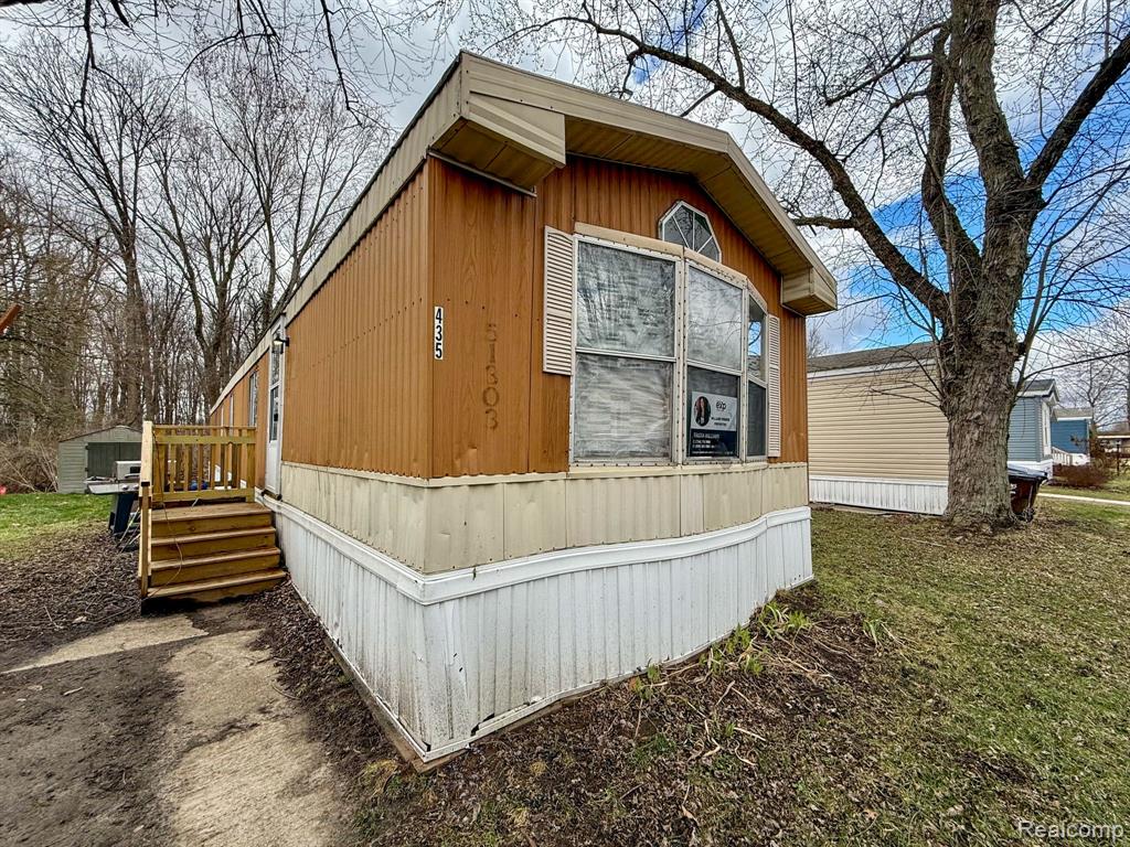 435 Rustic Lane S, Belleville, MI 48111