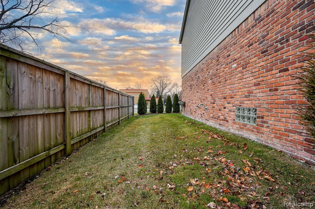 460 OAKGROVE, Clawson, MI — Photo 4