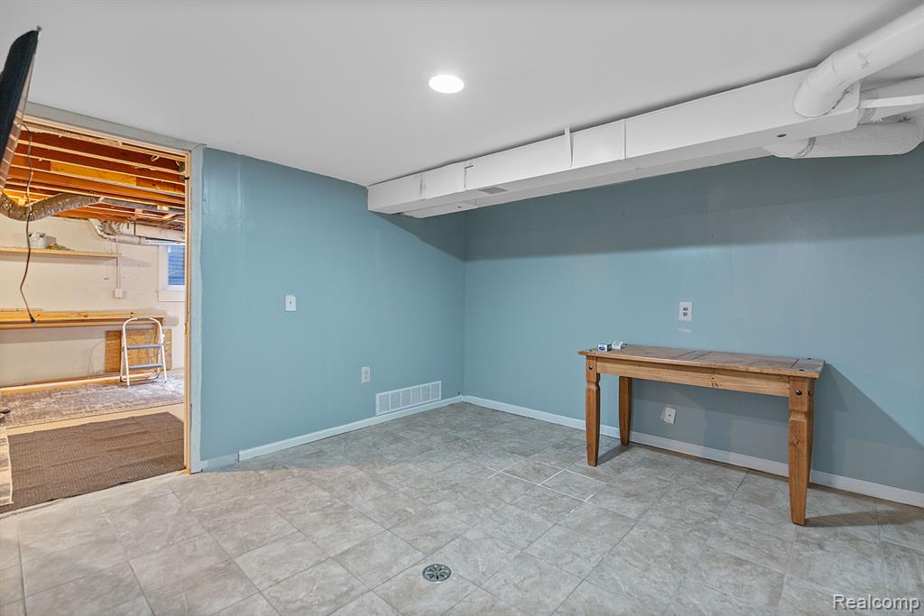 45880 KENSINGTON Street, Utica, MI 48317 — Photo 15