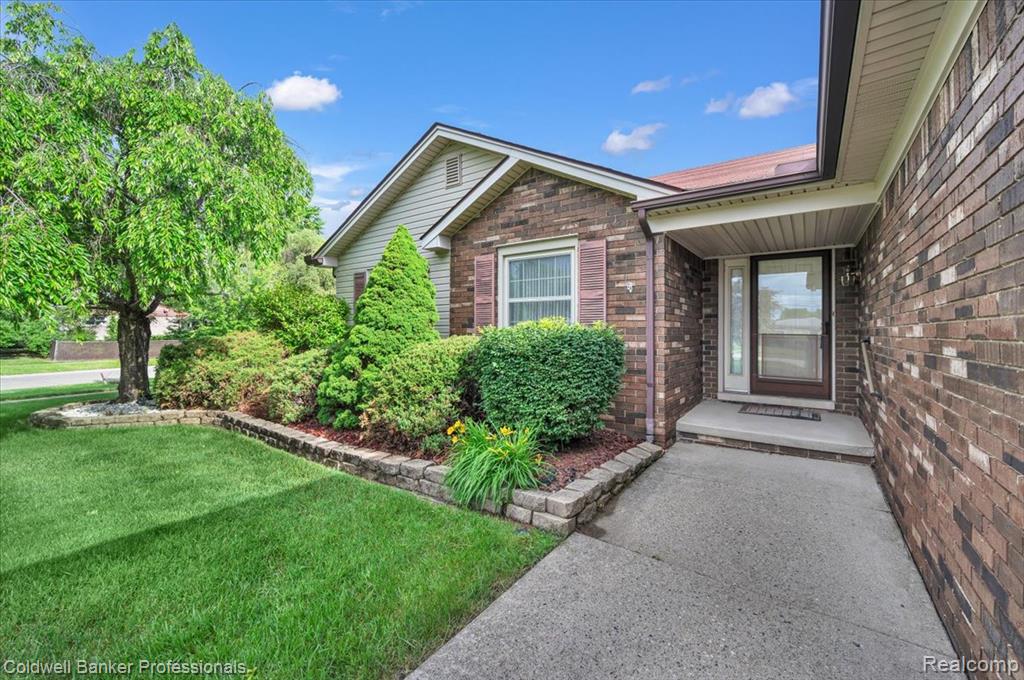 5015 Fox Hill Drive, Sterling Heights, MI 48310 — Photo 2