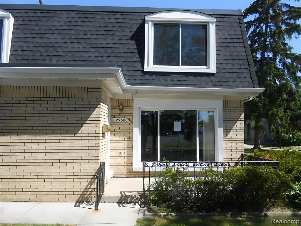 29600 CITY CENTER Drive, 4, Warren, MI 48093 — front exterior