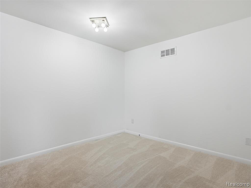5800 Naneva Court, West Bloomfield, MI — Photo 22
