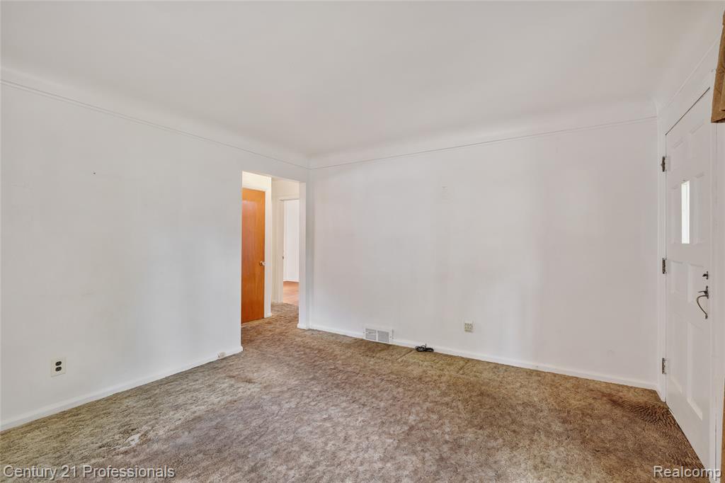 6953 N Vernon Street, Dearborn Heights, MI 48127 — Photo 4