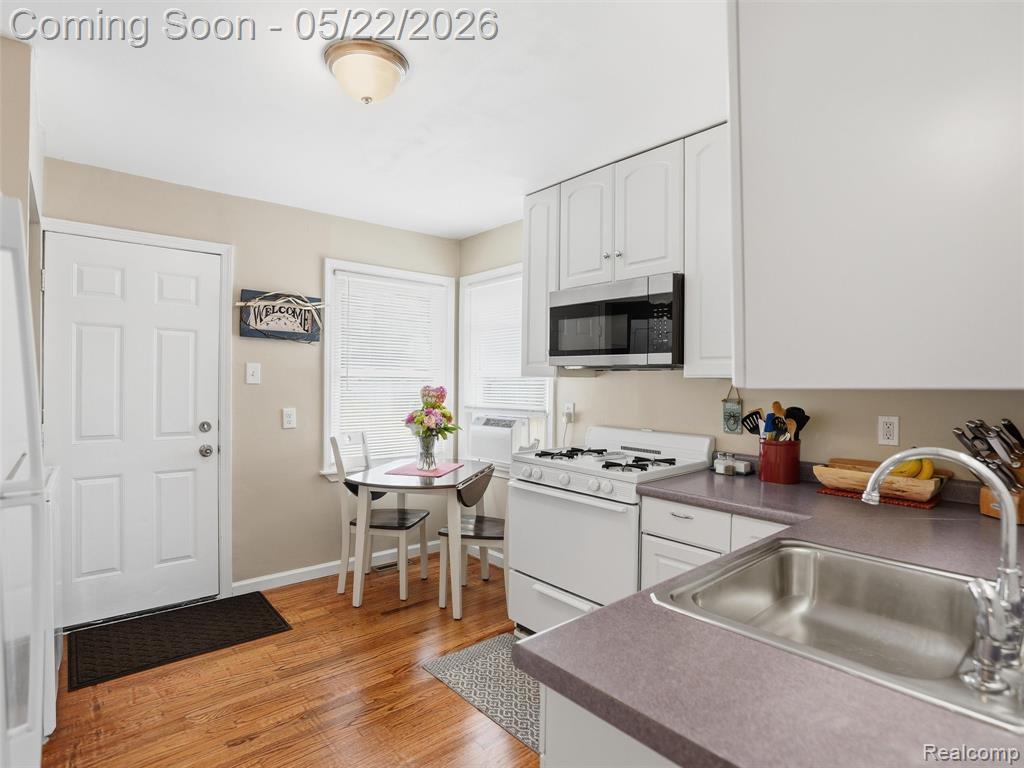 504 E Hudson Avenue, Madison Heights, MI 48071 — Photo 8