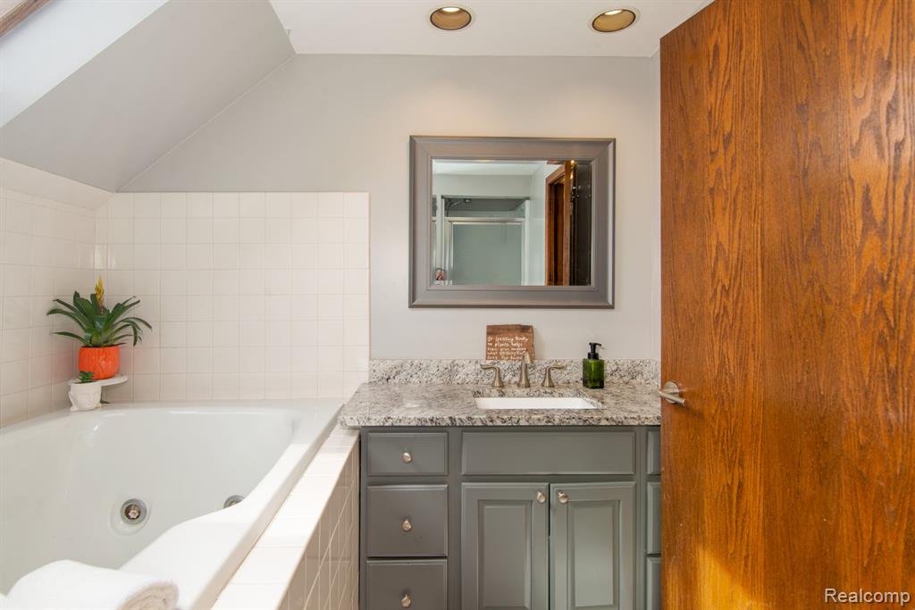 10855 Kingston Avenue, Huntington Woods, MI — Photo 28