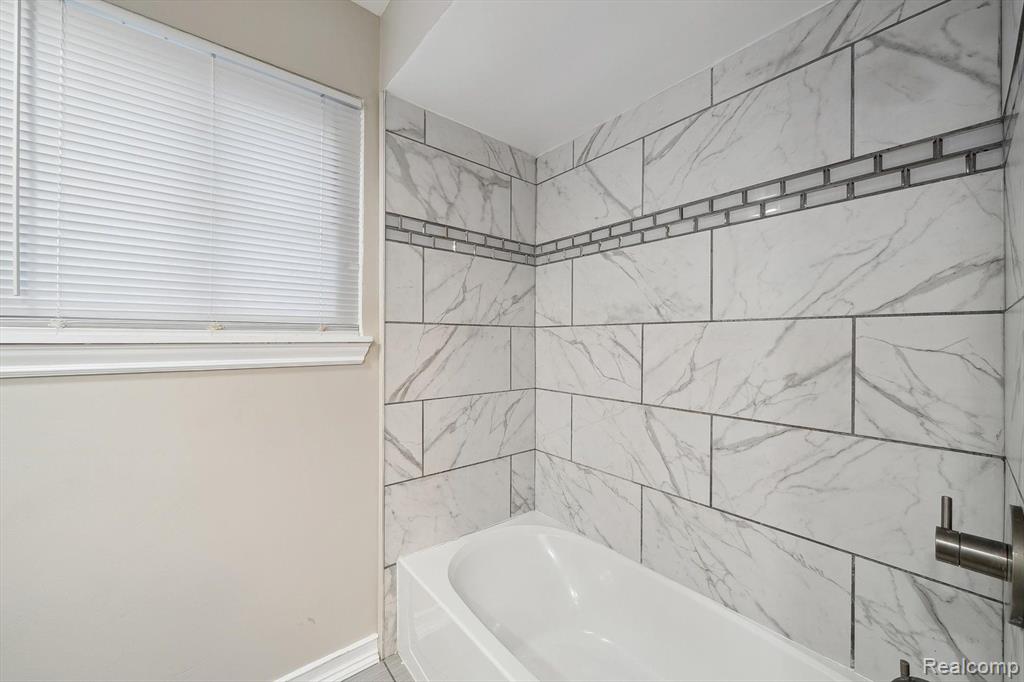 8356 GLENGARY Street, Dearborn Heights, MI 48127 — Photo 18