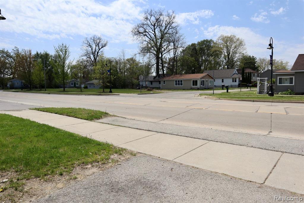 1833 CASS LAKE Road, Keego Harbor, MI 48320 — Photo 23