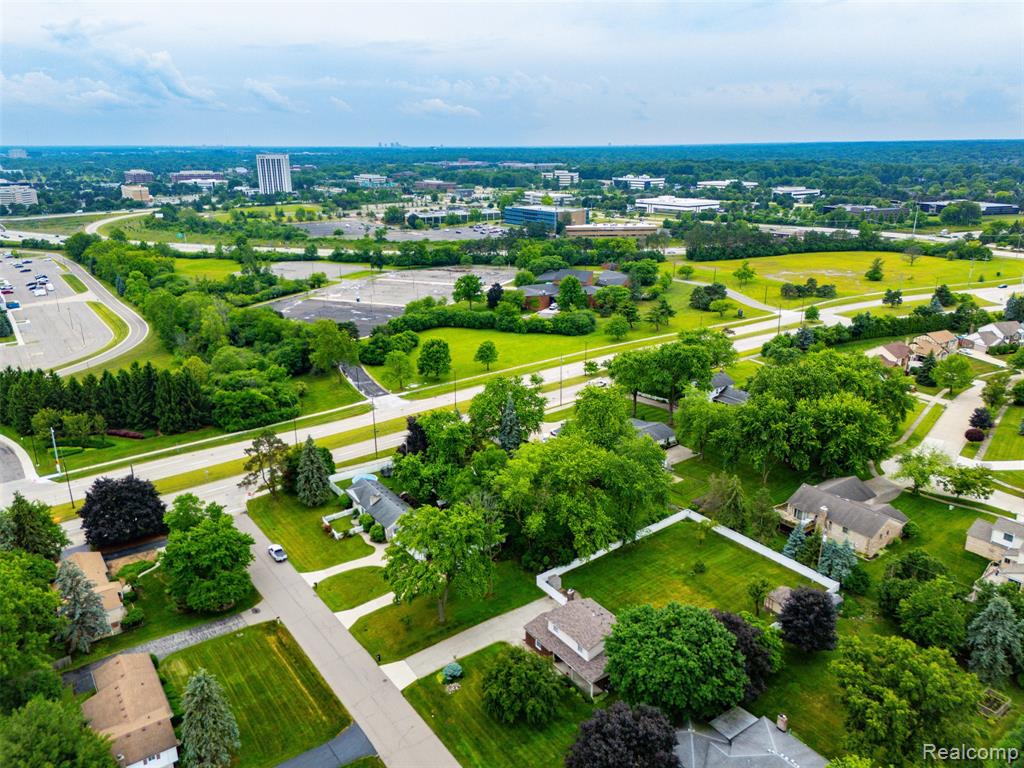 750 W Square Lake Road, Troy, MI 48098 — Photo 12