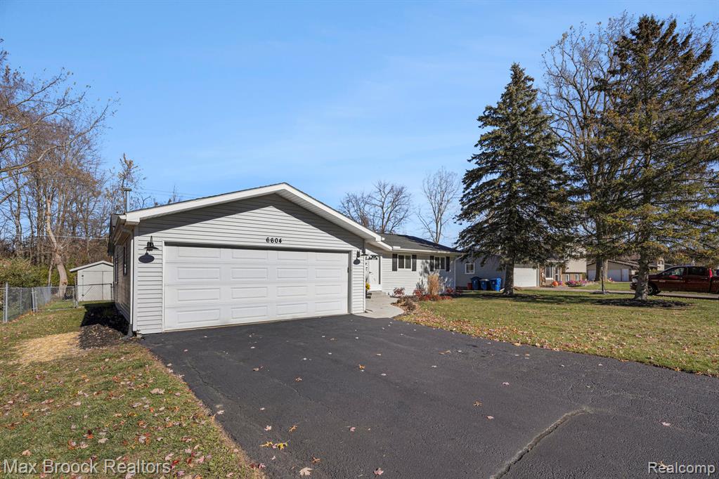 6604 Doyon Drive N, Waterford, MI 48327 — Photo 3
