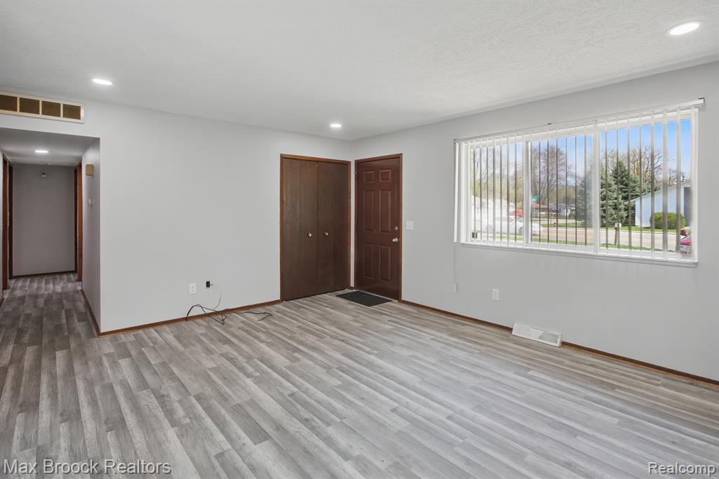 47445 DEQUINDRE Road, Rochester Hills, MI 48307 — Photo 3