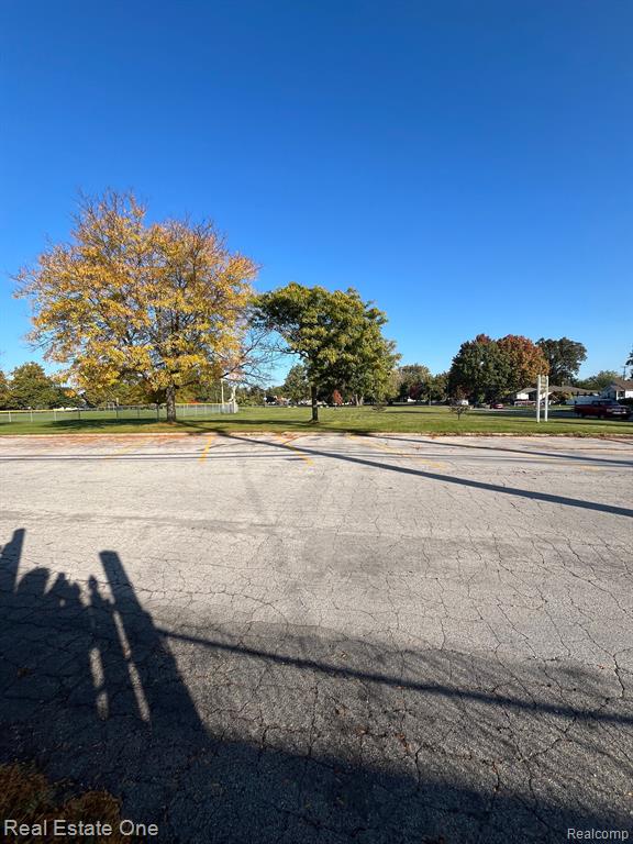 660 SAINT JOHNS Street, Wyandotte, MI 48192 — Photo 33