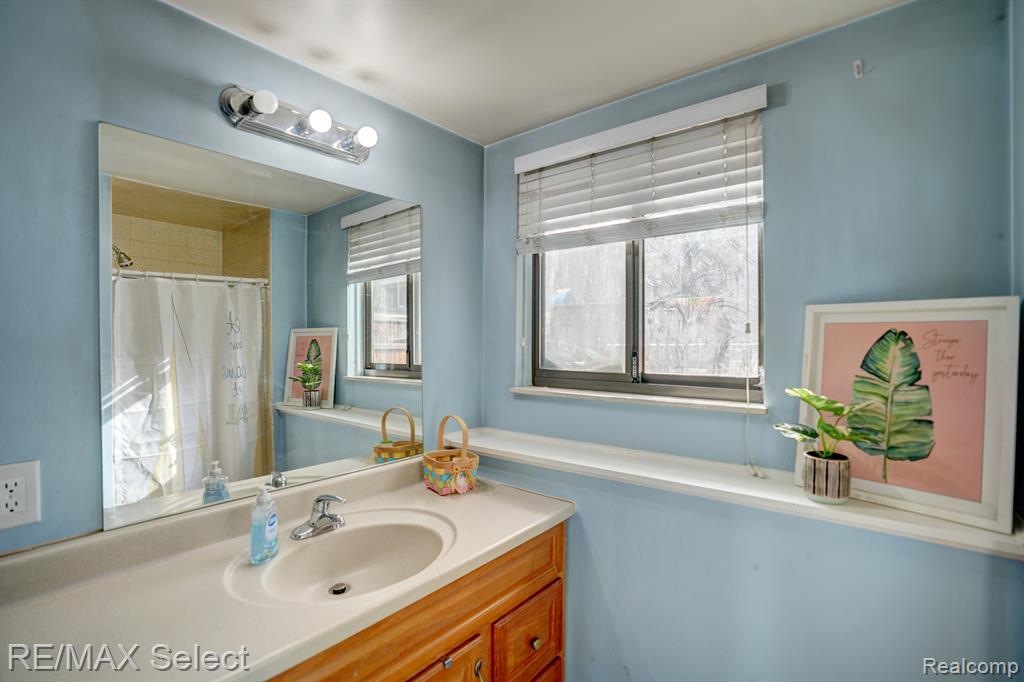 5176 BIRCHCREST Drive, Swartz Creek, MI 48473 — Photo 13