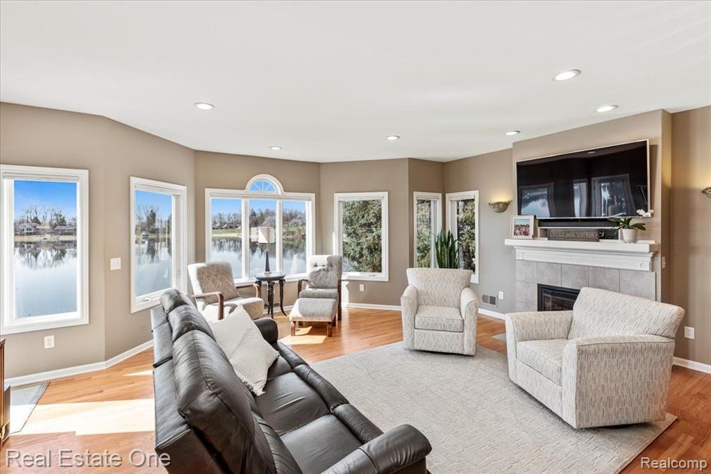 566 BAY POINTE Drive, Oxford, MI 48371 — Photo 25