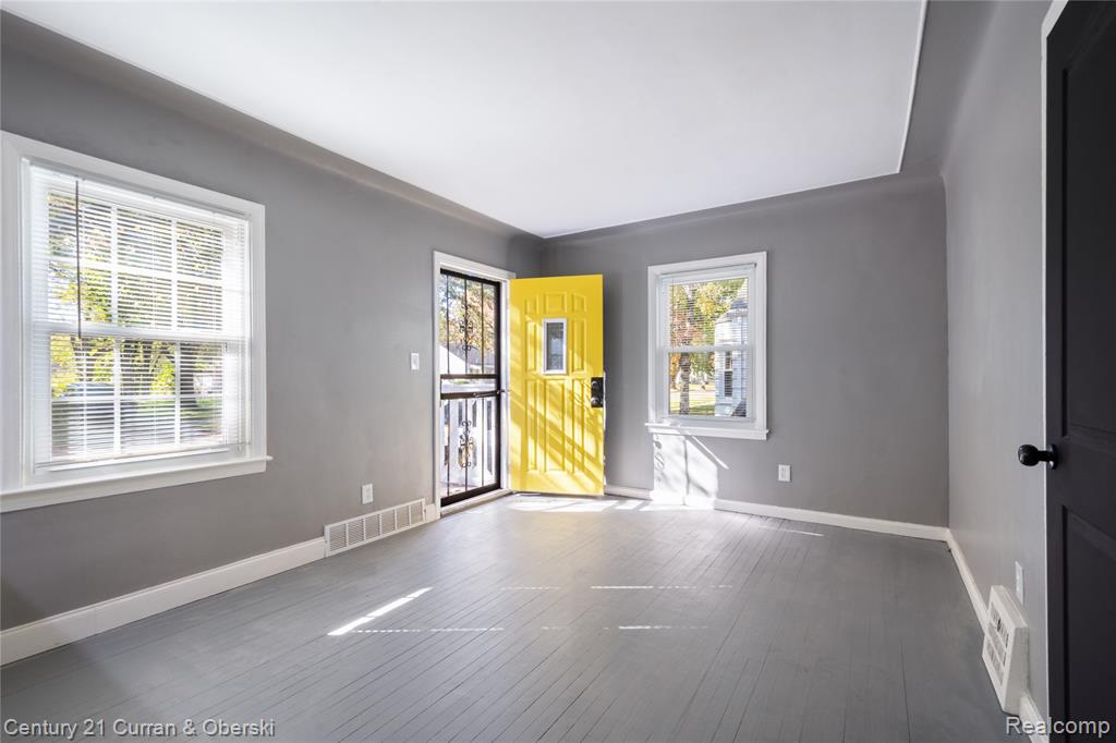 18933 Kenosha Street, Harper Woods, MI 48225 — Photo 6
