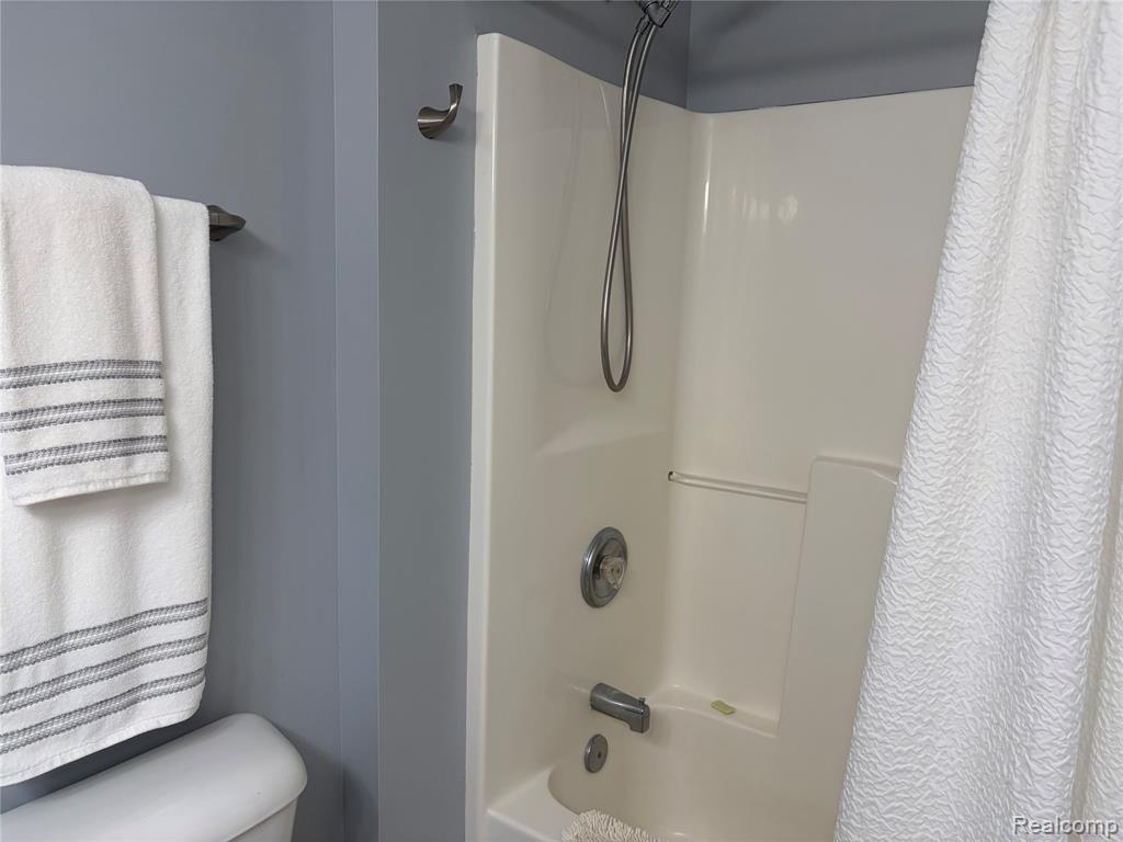 490 Cove View Drive, Waterford, MI 48327 — Photo 31