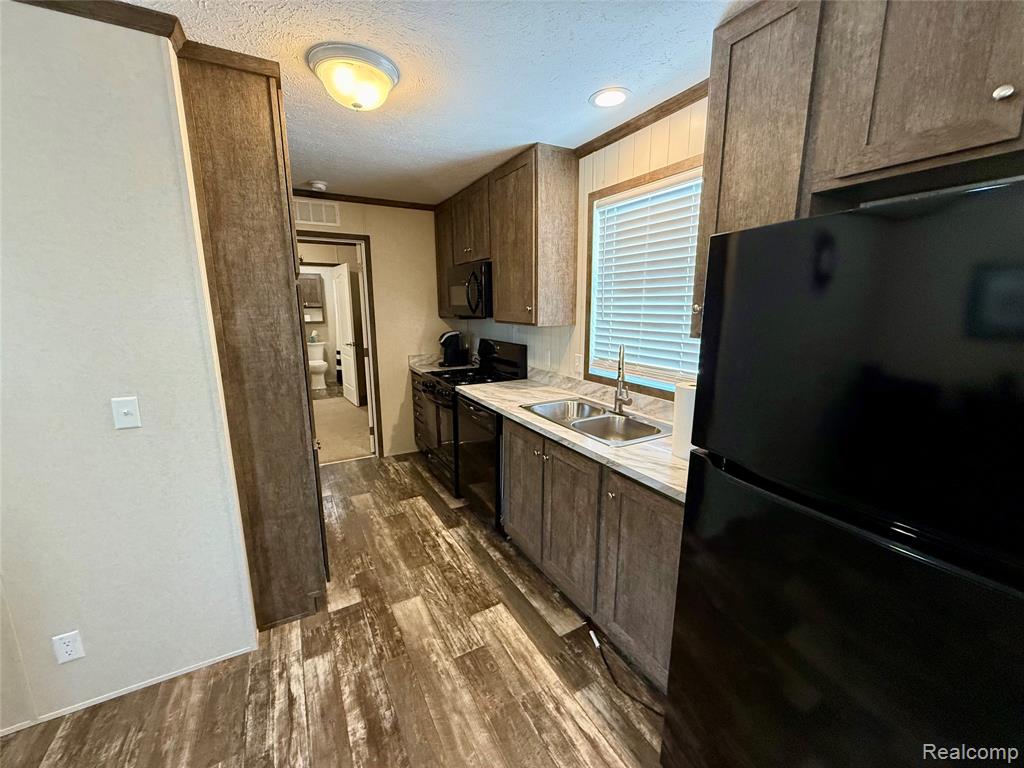 186 Oak Ave, Highland, MI — Photo 11