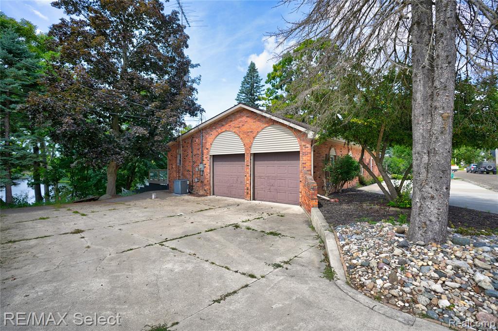 16172 Crest Drive, Linden, MI 48451 — Photo 7