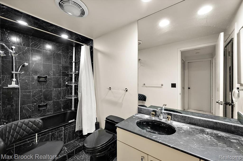 1592 S Hill Circle, Bloomfield Hills, MI 48304 — Photo 18