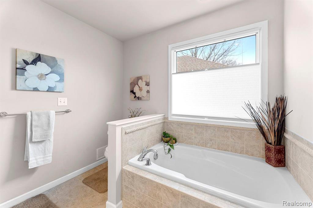348 PEMBROKE Drive, Saline, MI 48176 — Photo 15