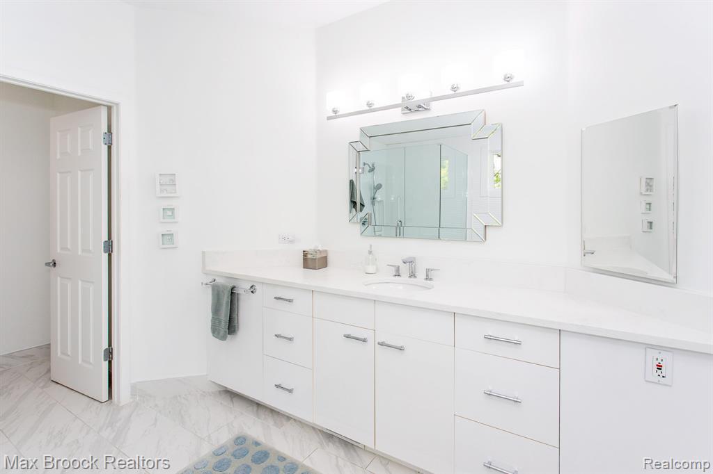 6524 Pleasant Lake Court, West Bloomfield, MI — Photo 39