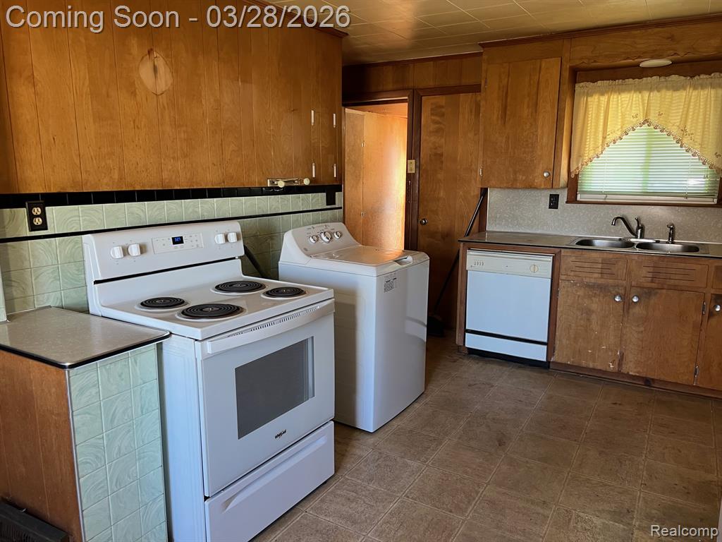 2 Maple Street, Oxford, MI 48371 — Photo 5