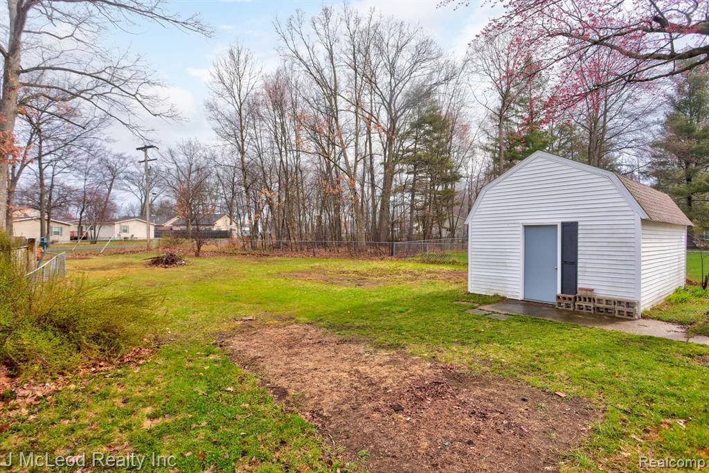 215 ARROWHEAD Drive, Prudenville, MI 48651 — Photo 32