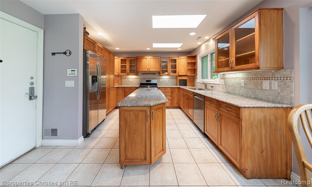 6663 Bloomfield Lane, West Bloomfield, MI — Photo 11