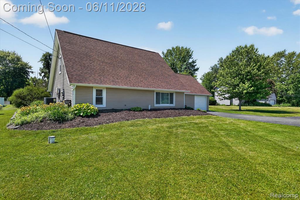 5464 E Maple Avenue, Grand Blanc, MI 48439 — front exterior