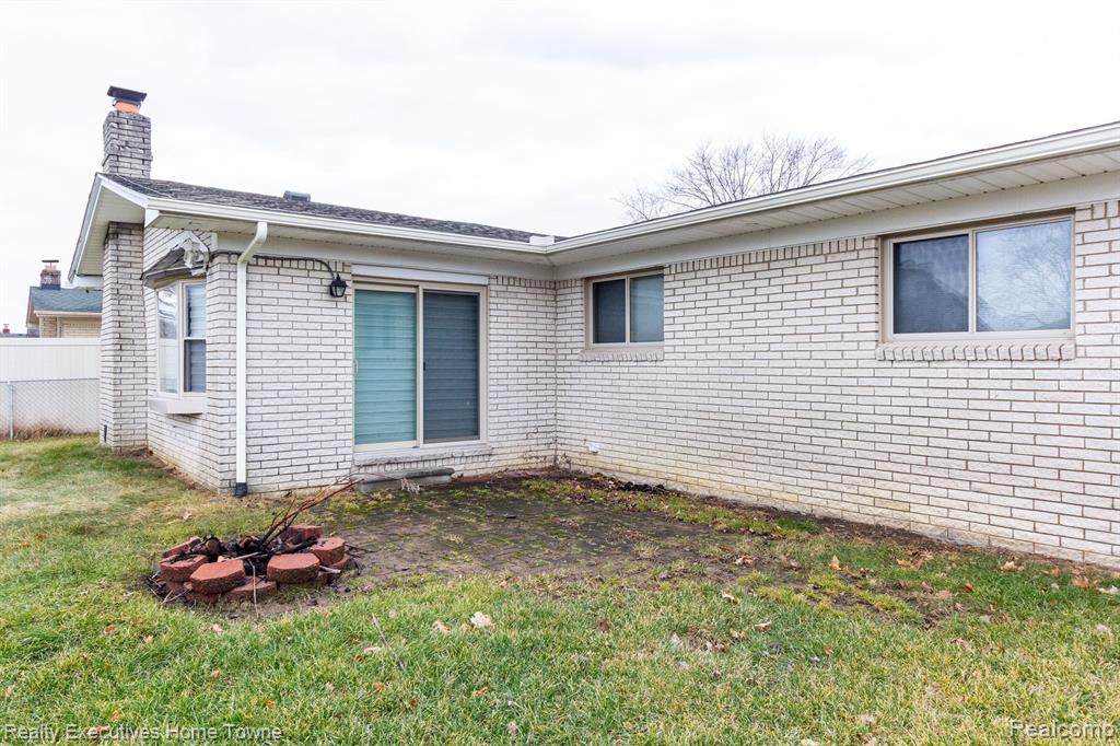 39654 EDGEMONT Drive, Sterling Heights, MI 48310 — Photo 36