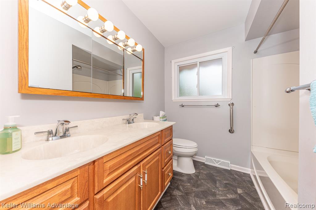 4460 Welland Drive, West Bloomfield, MI 48323 — Photo 14