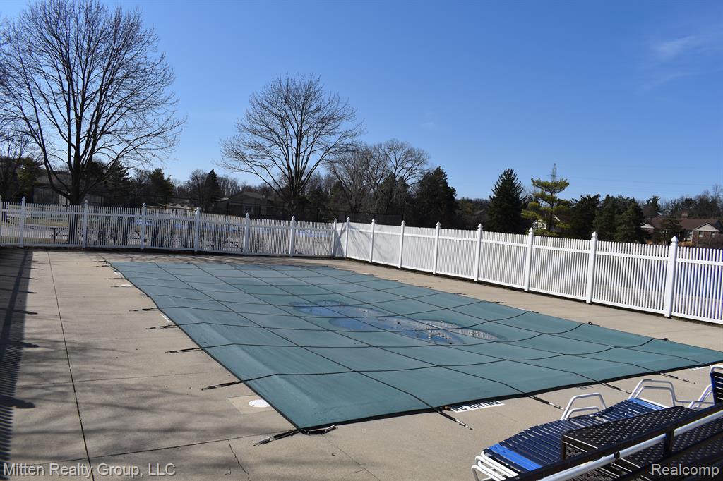 4356 FOXPOINTE Drive, West Bloomfield, MI 48323 — Photo 34