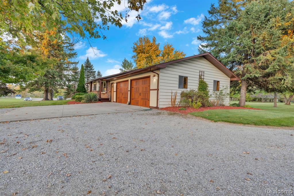 11056 N Irish Road, Otisville, MI 48463 — Photo 4
