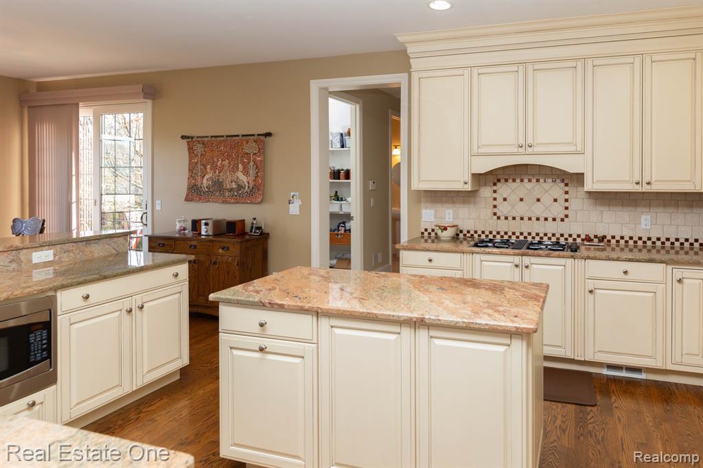 658 Langley Road, Rochester Hills, MI 48309 — Photo 30