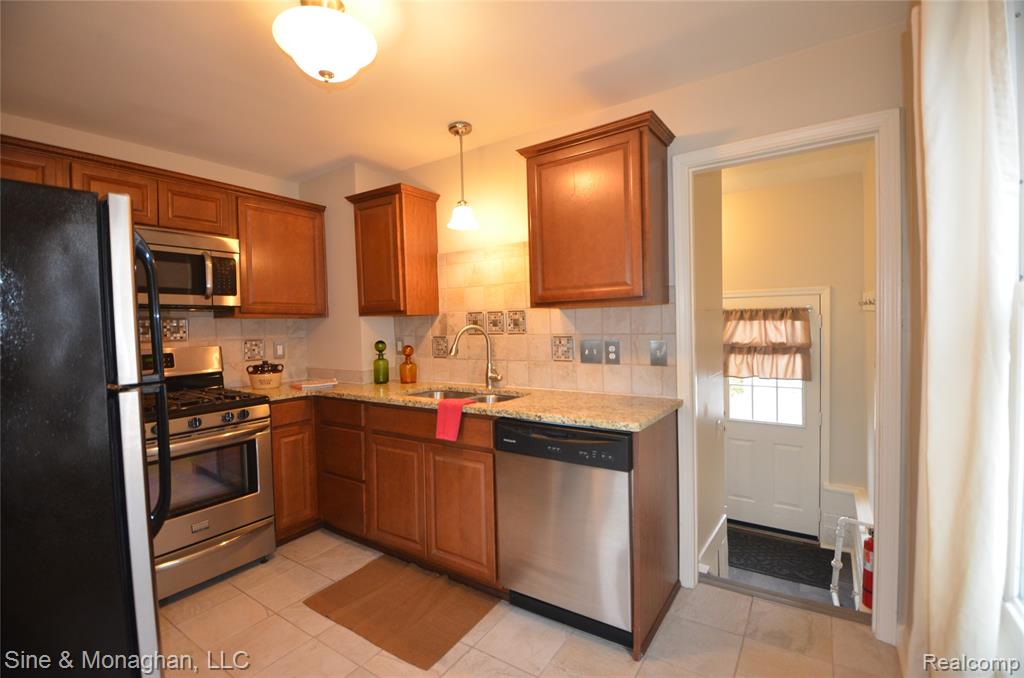 421 W Kalama Avenue S, Madison Heights, MI 48071 — Photo 12