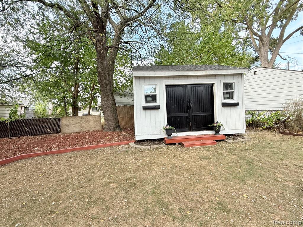 25747 Miracle Drive, Madison Heights, MI 48071 — Photo 6