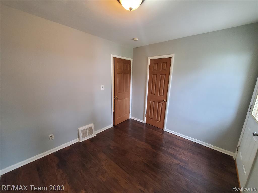 6985 N VERNON Street, Dearborn Heights, MI 48127 — Photo 13
