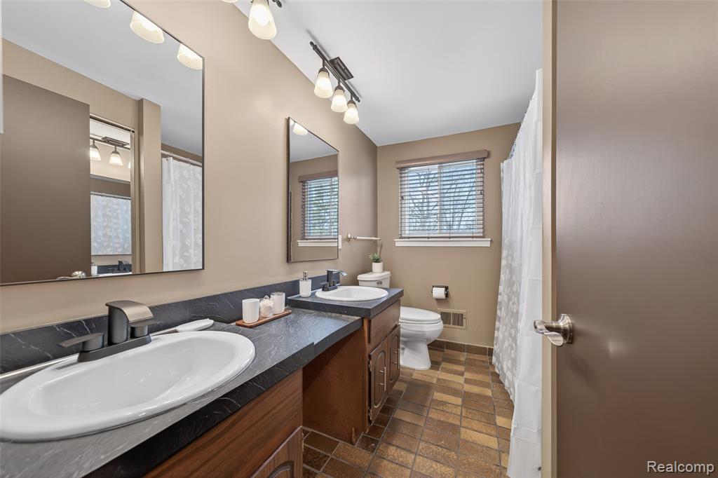 30110 Manor Drive, Madison Heights, MI 48071 — Photo 26