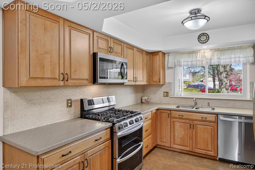 45560 Edgewood Court, Canton, MI 48187 — Photo 9