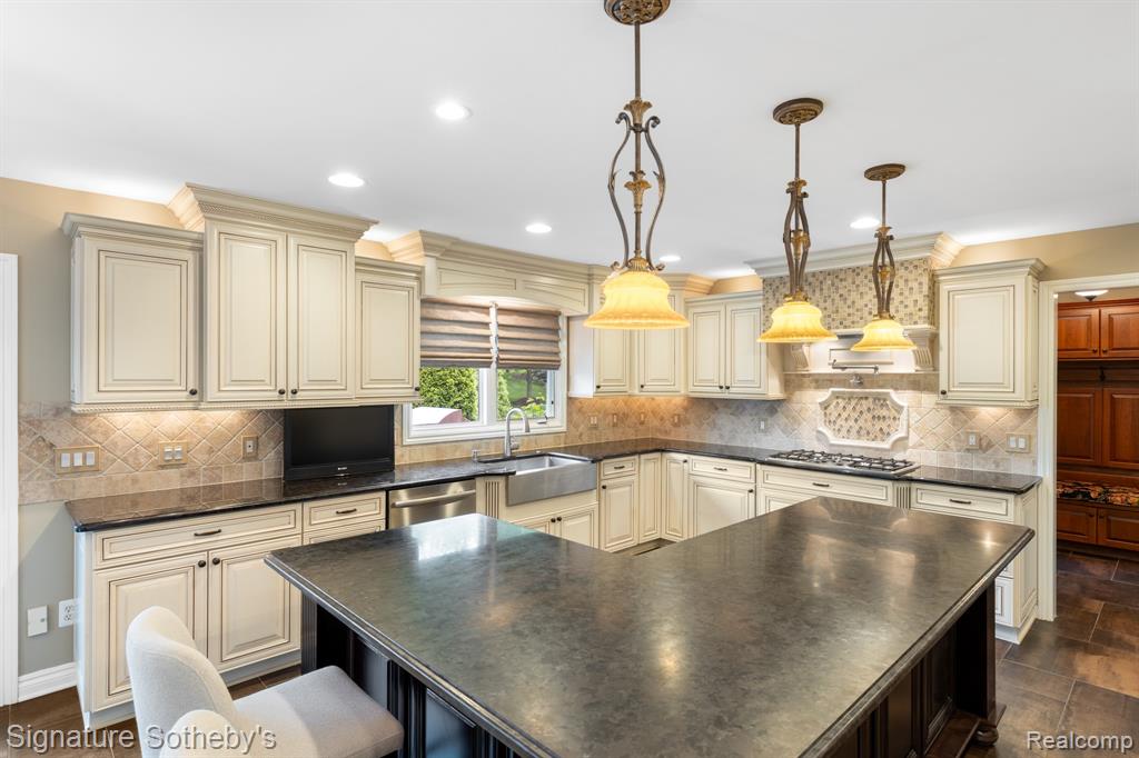 615 APPOLINE Court, Rochester, MI 48307 — Photo 6