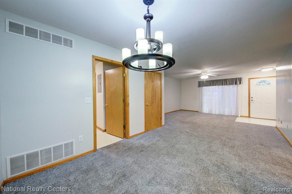 306 MARIGOLD Circle, Westland, MI — Photo 7
