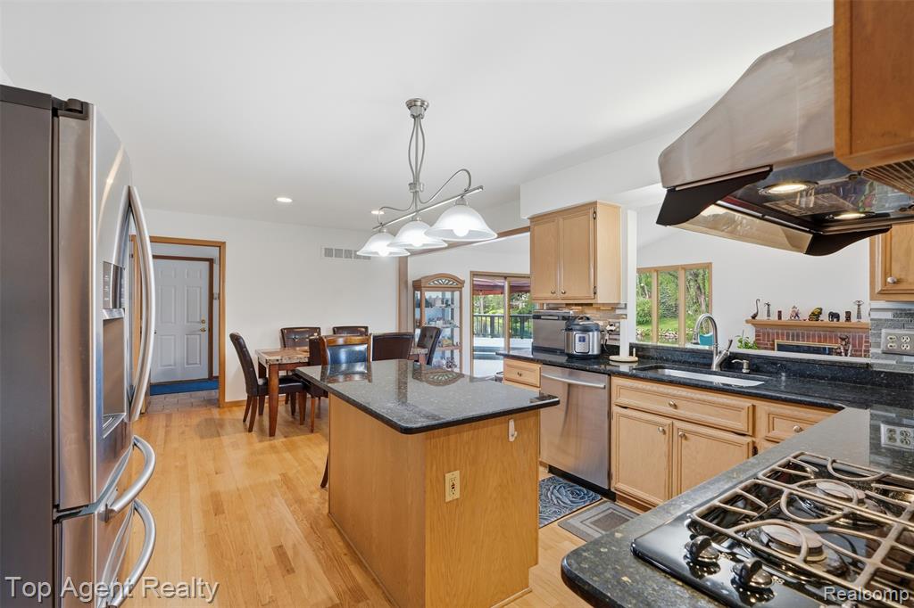 52825 Seven Oaks Drive, Utica, MI 48316 — Photo 7