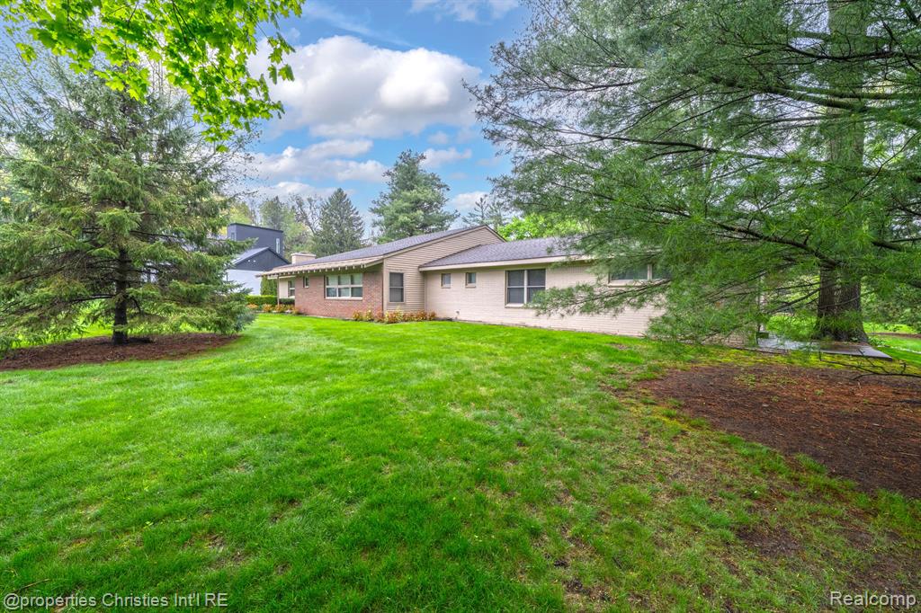561 Yorkton Lane, Bloomfield Hills, MI 48304 — Photo 50