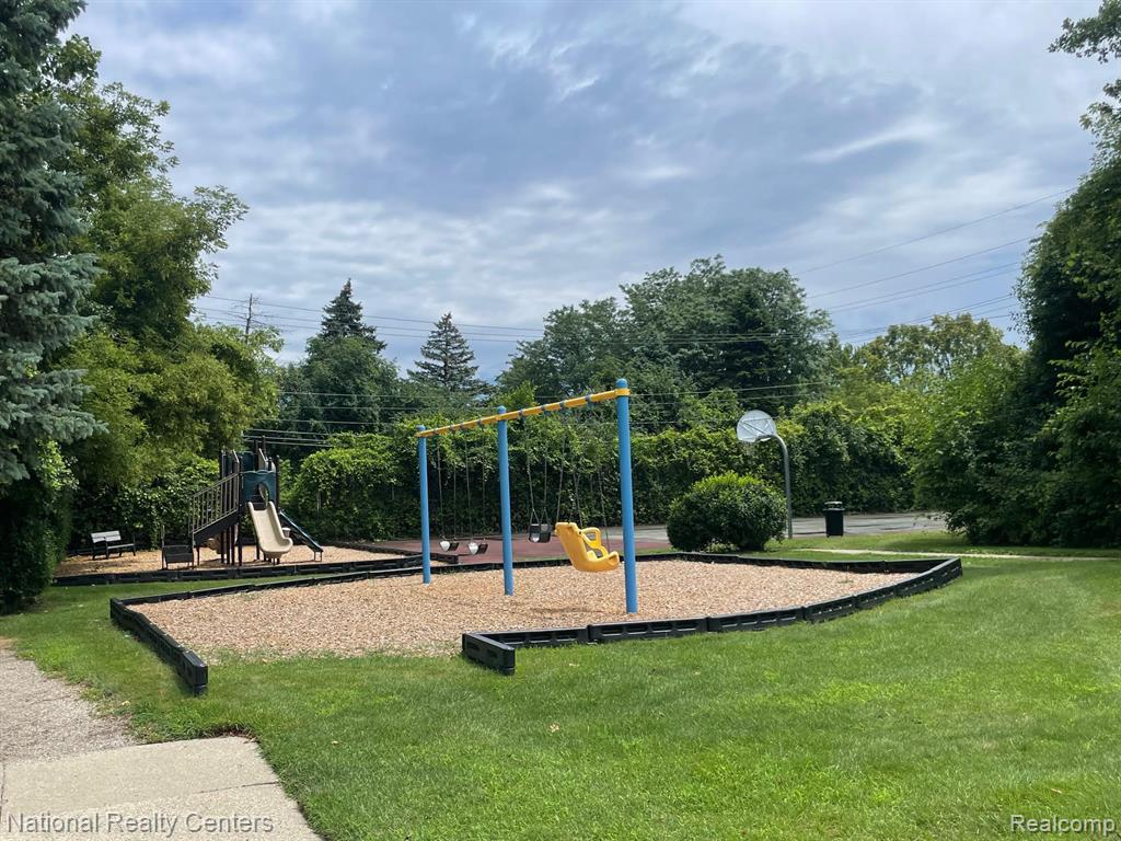 24825 Olde Orchard Street, Novi, MI — Photo 39