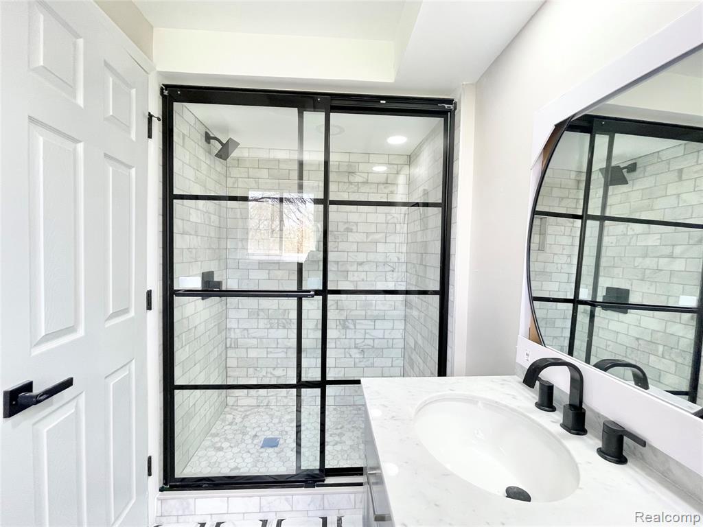 600 SEDGEFIELD Drive, Bloomfield Hills, MI 48304 — Photo 18