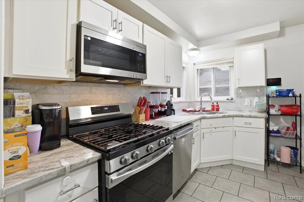 21440 Prestwick Avenue, Harper Woods, MI 48225 — Photo 13