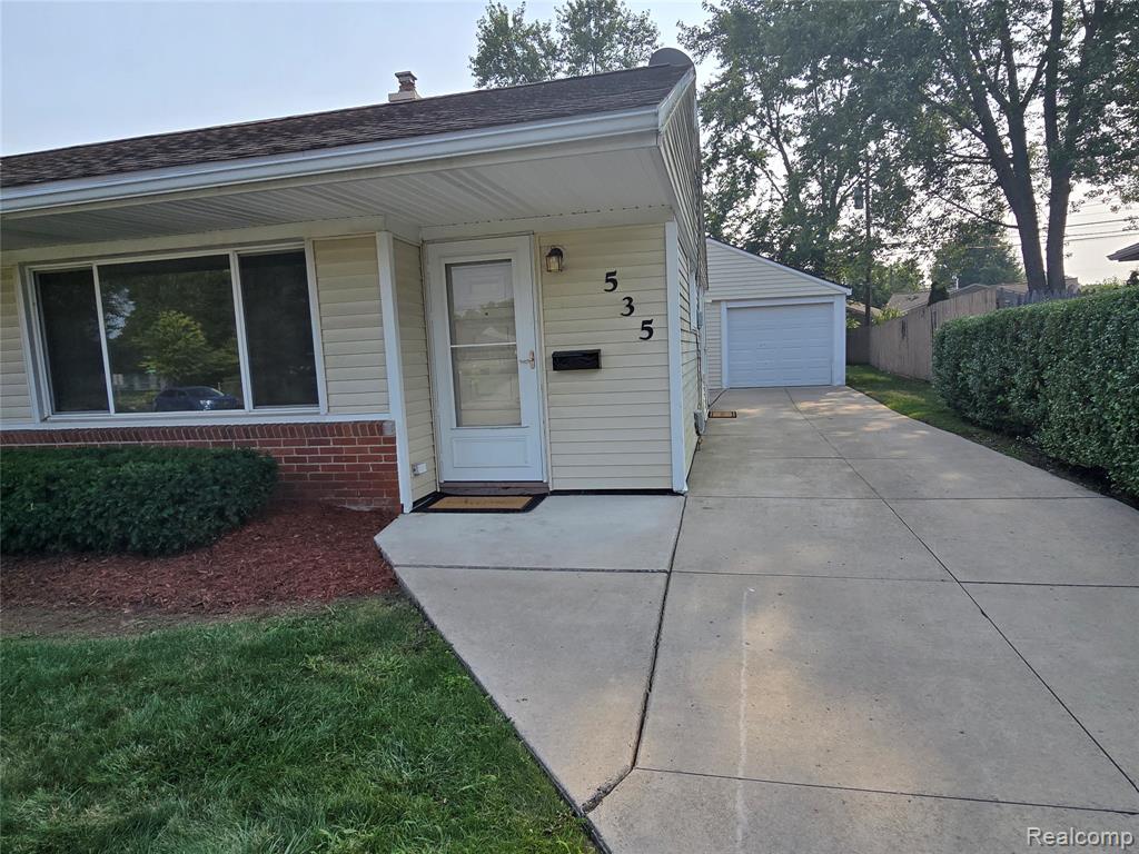 535 Lytle Place, Garden City, MI — Photo 3