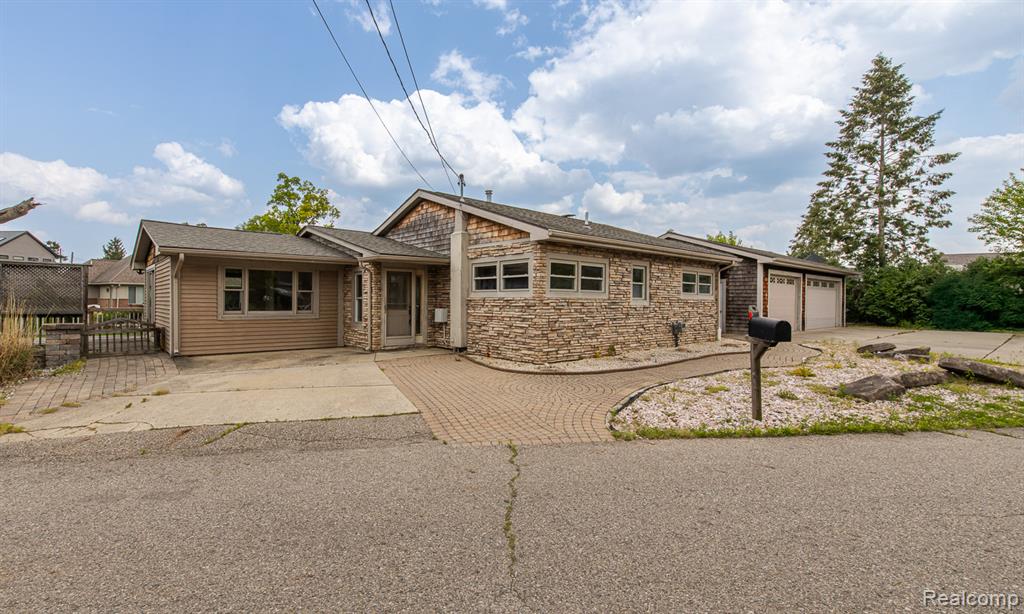 9634 Bonnie Briar Street, White Lake, MI — Photo 2
