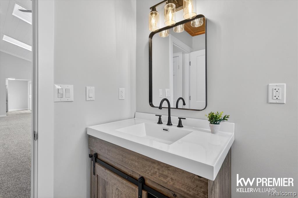 5658 Crescent Road, Waterford, MI 48327 — Photo 18