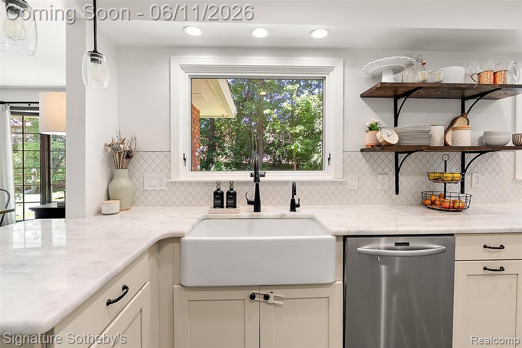 5748 Cherry Crest Drive, West Bloomfield, MI — Photo 18
